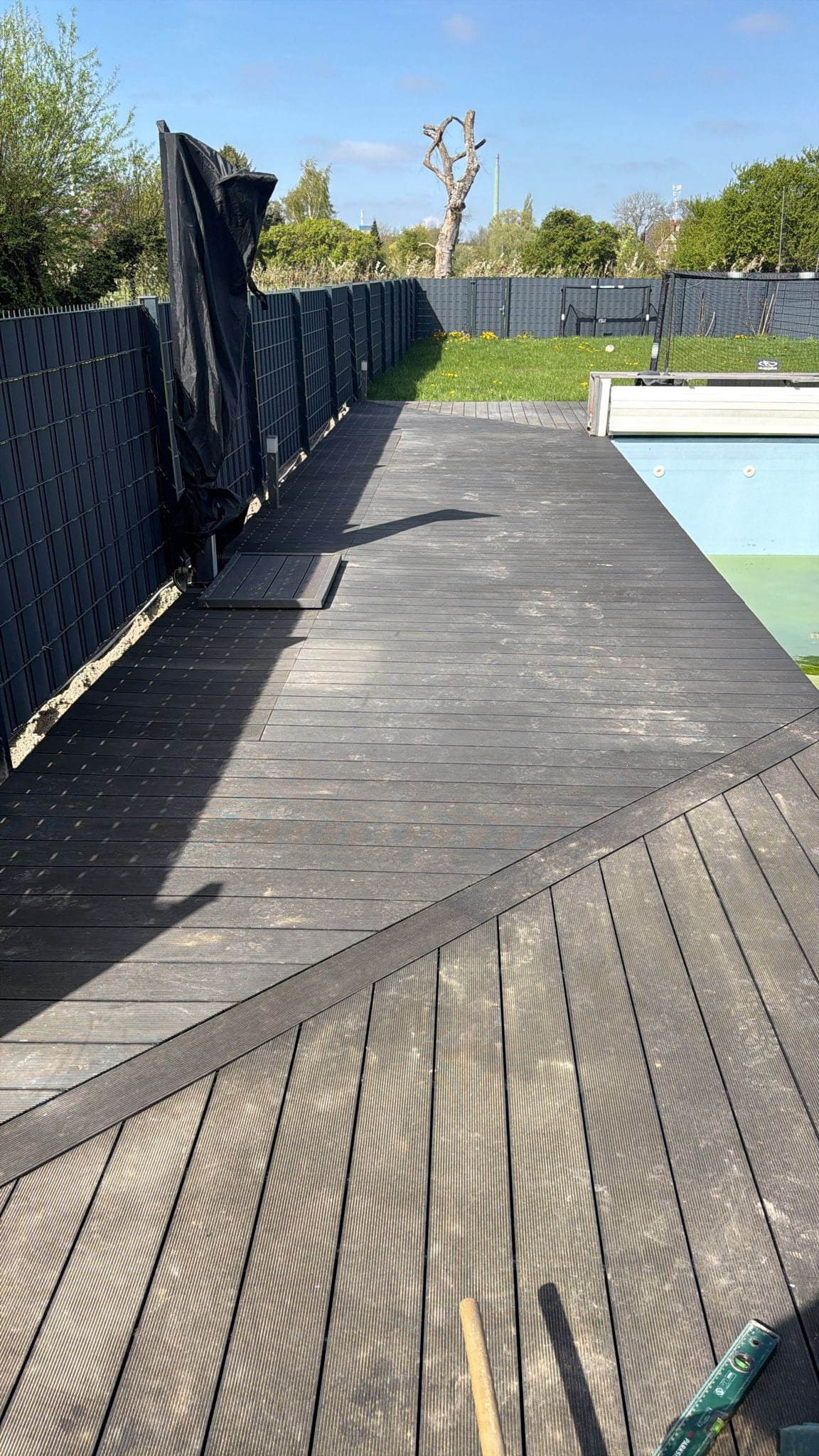 Poolterrasse nach Galabau-Sanierung in Hamburg – Mese Bau